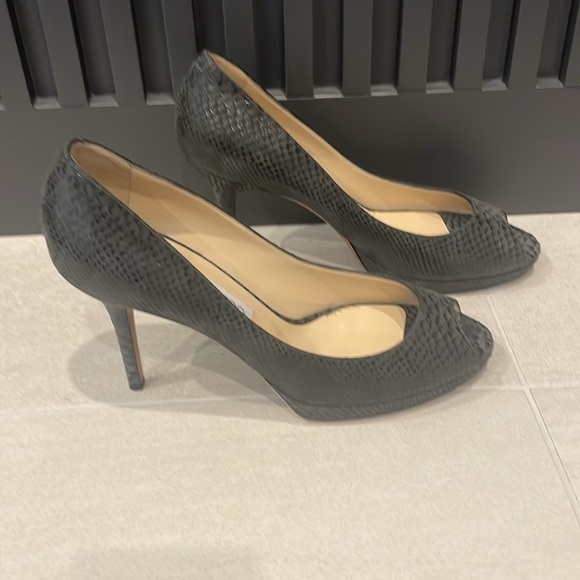 Jimmy Choo peep toe pumps. Snake embossed supple leather, wearable heel height - Picture 3 of 5